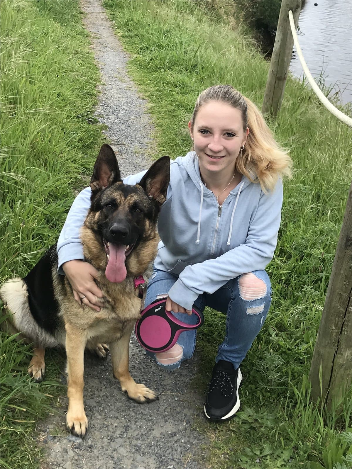 Helena, Gründerin von The Fluffy Dog Spa, mit ihrem Deutschen Schäferhund